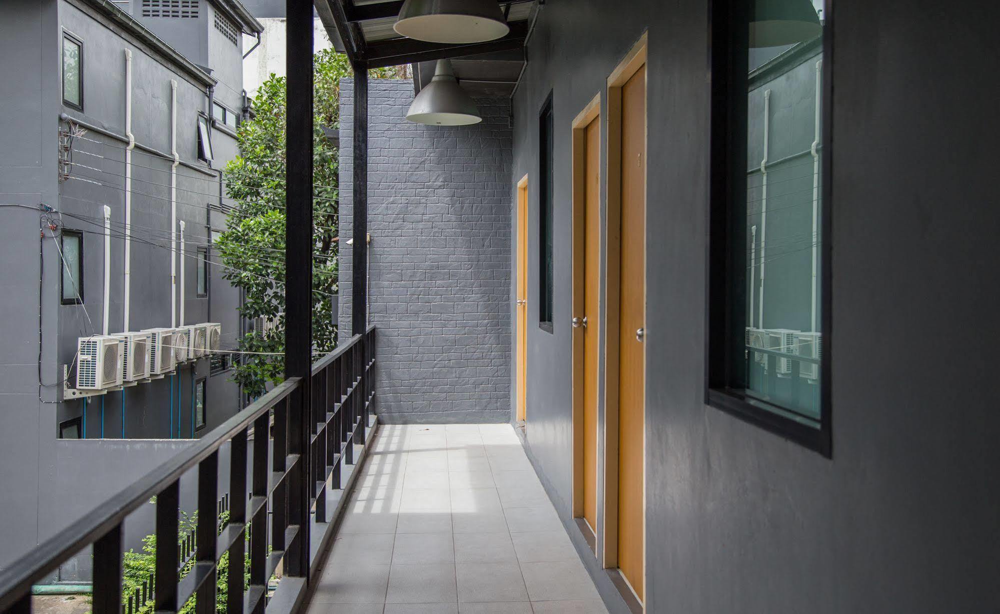 Varinda Hostal Bangkok Exterior foto